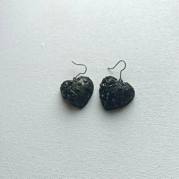 Vintage Black Filigree Heart Red Gemstone Dangle Earrings - Picture 2 of 3